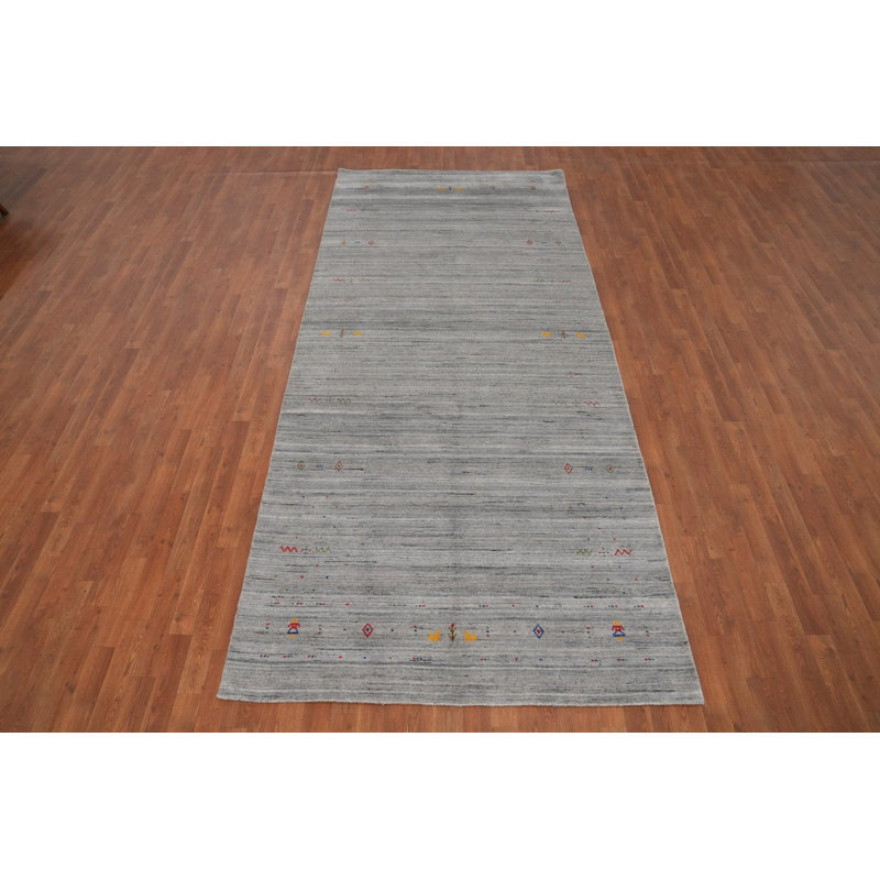 Tapis simple mais sophistiqué de style Gabbeh 5 x 12 avec des accents délicats