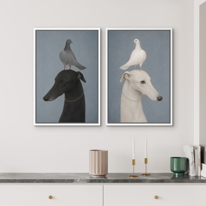 Tableau encadré représentant un lévrier noir et blanc avec un pigeon, à accrocher dans la chambre principale (2 pièces).