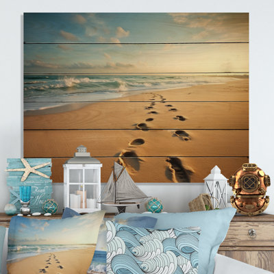 Photo de plage empreintes de pas en V sur bois