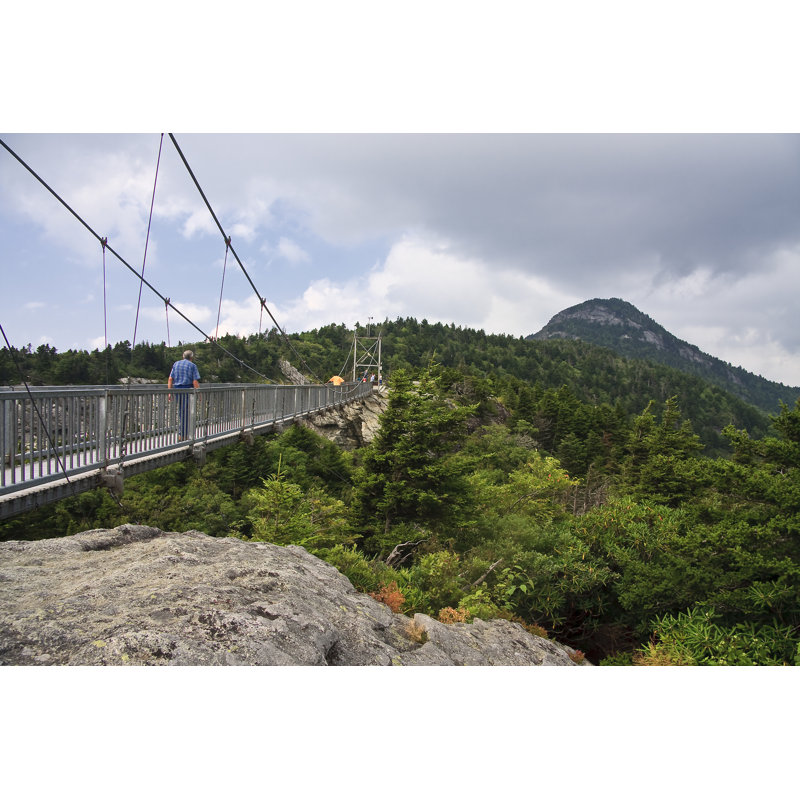 Amiran Bridge at Grandfather Mountain par Jilllang - photographie sur toile tendue, H 8 po x l 12 po x P 1,25 po