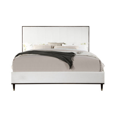 Confortable grand lit gris avec une tête de lit en bois, une combinaison moderne de bois