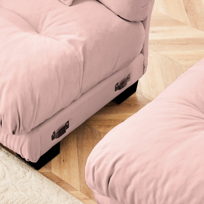 Chenille rose pour le salon: 2 places avec coussins d'apparence nuageuse, repose-pieds et coussins assortis