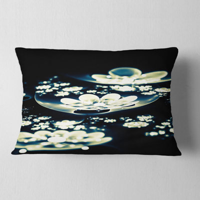 Coussin à imprimé floral bleu et blanc avec fleurs fractales foncées