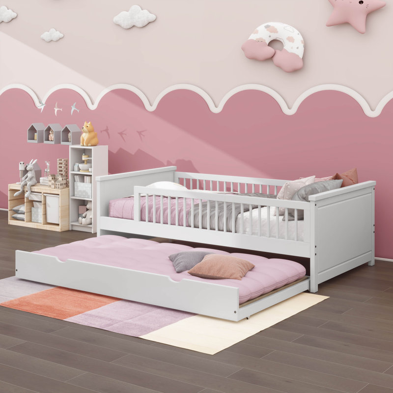 Un lit plateforme simple en bois avec une barrière de sécurité et un lit gigogne escamotable en dessous, Blanc