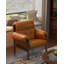Cette chaise décorative en cuir ciré à l'huile de style ancien, avec une structure en bois, convient à une utilisation dans le salon.