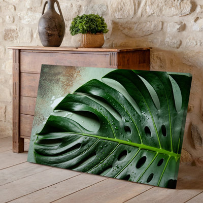 Toile, composition en gros plan avec une feuille luxuriante de Monstera avec art mural, éblouissements et texture brillante ornée de gouttelettes