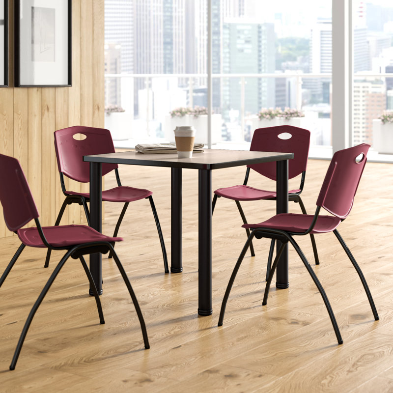 Plateau de table Kee Square, 4 chaises empilables, Bourgogne, Chrome, 36" W x 36" D