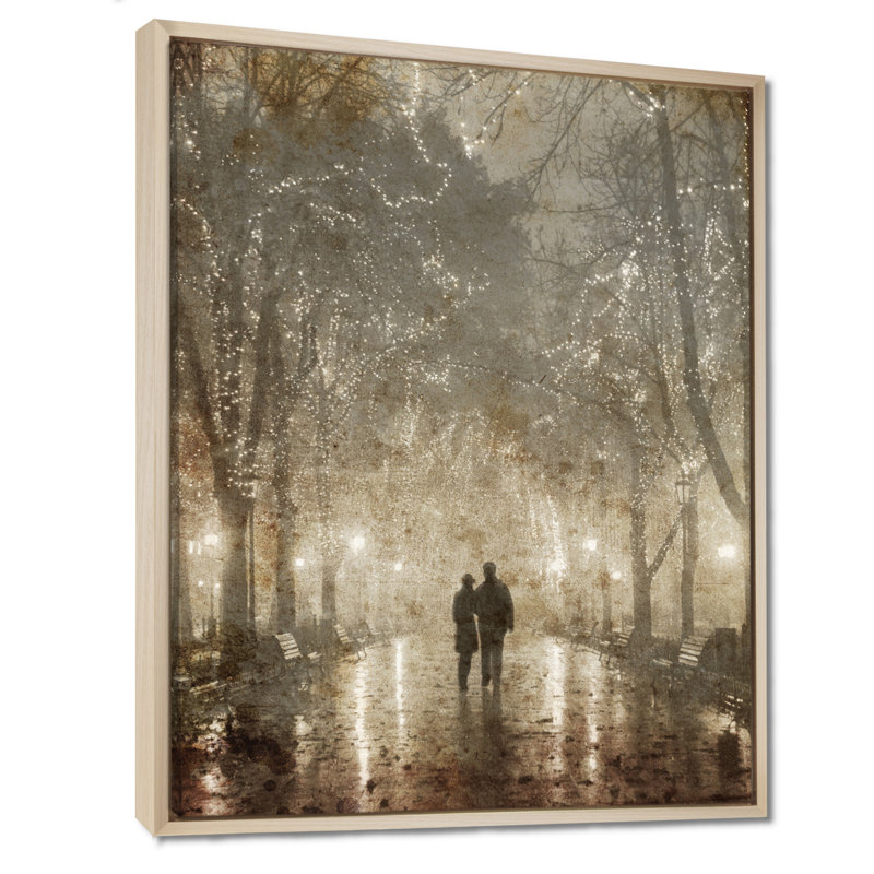 « Couple Walking in Night Lights » - Couple romantique marchant à Paris, impression d'art mural, H 20 po x l 12 po, Maple