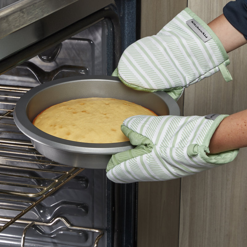 Contour Silver Nonstick Aluminized Steel 9 Inch Round Cake Pan
