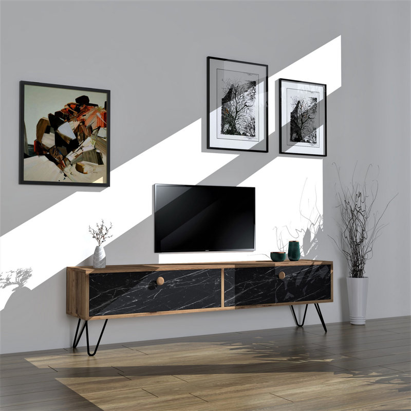 Meuble télé moderne avec cadre en métal, pin atlantique et noir, 63,0 po x 17,7 po x 11,6 po | 100% panneau de particules enduit de mélamine, 0,7 po d'épaisseur | Nombreuses tablettes et conception murale, parfaite pour la décoration industrielle