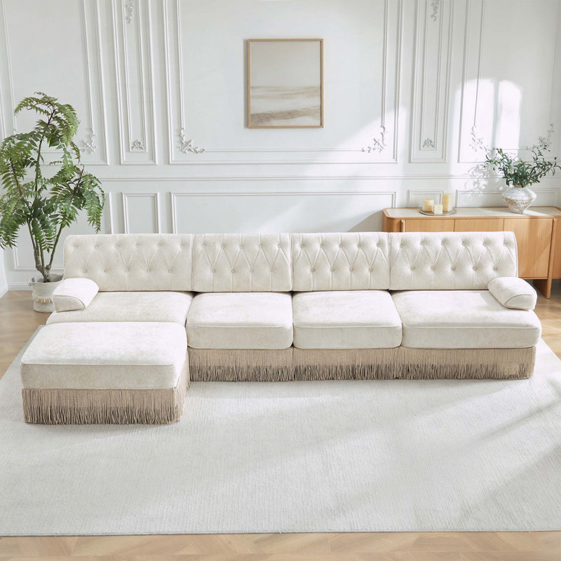 Canapé Chesterfield 135 en L en velours avec jupe à pampilles, Beige