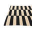 Tapis noir et blanc 2 pi 6 po x 3 pi 11 po