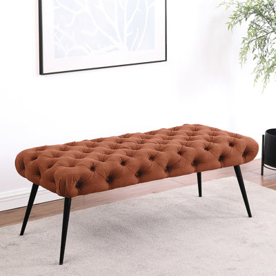 Banc rembourré rouille avec pieds en métal élégants, profondeur de 20 pouces pour le placement de l'extrémité du lit Bouton polyvalent - Design et entrée de coussin de siège
