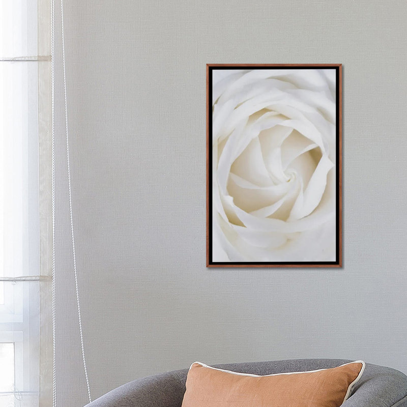 Roses blanches-reproduction de photo, Toile classique avec cadre brun, Pas de tapis, H 26 po x l 18 po x 1,5 po