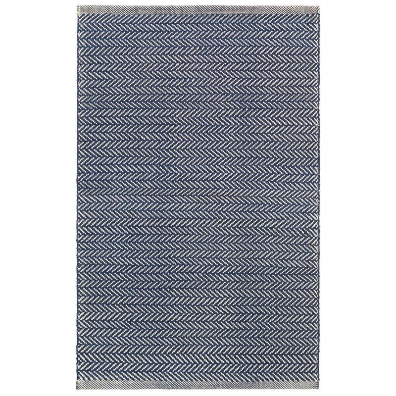 Tapis bleu marine et ivoire à motif de chevrons tissé à la main pour l'intérieur et l'extérieur Herringbone