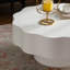 Table basse festonnée blanche: forme unique à bord ondulé, pièce centrale élégante pour les espaces élégants.-1310550902