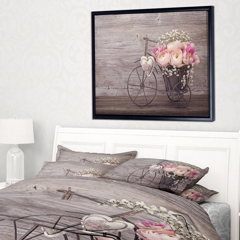«Ranunculus Flowers in Bicycle Vase», photographie, H 28 po x l 60 po x P 1,5 po, Toile avec cadre flottant
