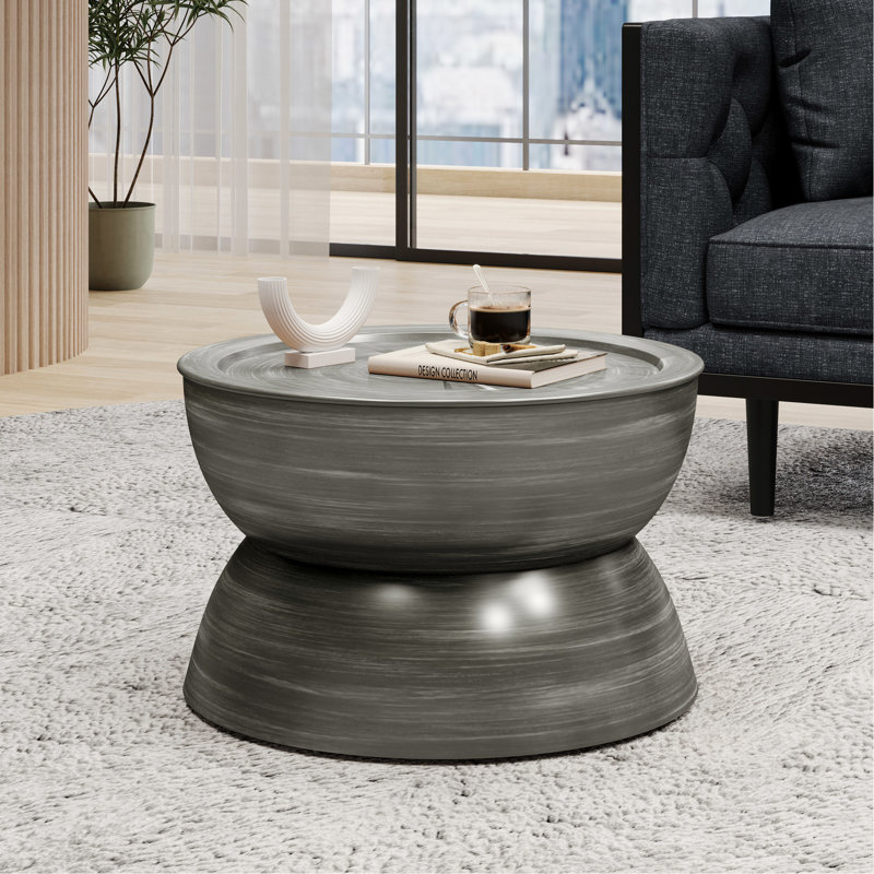Table basse en fer martelé avec base en forme de sablier au fini argent poli, carré de 24,5 po