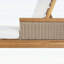 Chaise longue en bois d'acacia avec coussins beiges et osier gris clair, 76,8 po