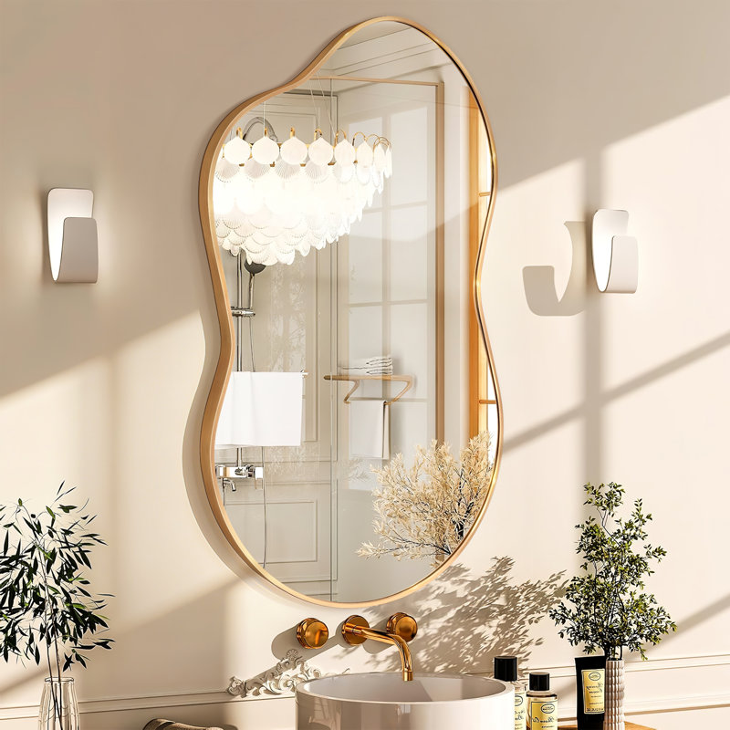 Miroir de salle de bain asymétrique 26 po x 46 po, miroir de salle de bain irrégulier avec cadre en métal pour le salon, la chambre à coucher et le vestibule, miroir décoratif moderne, doré