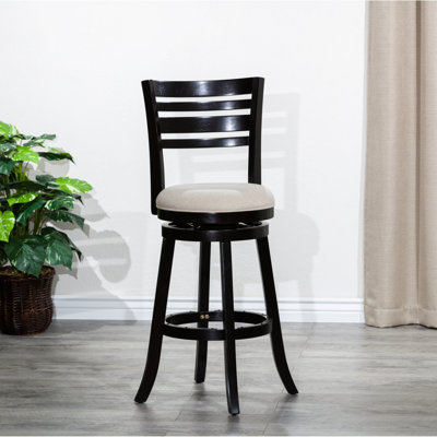 Tabouret de bar pivotant de 30 po. Siège en tissu beige avec dossier à lattes. Structure en bois franc. Pieds évasés. Offre un confort et un style pivotant au dossier. Fabrication. Améliore l'ambiance