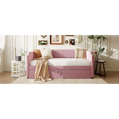 Lit de jour simple rembourré rose avec lit gigogne escamotable, conception 2 en 1 pour une utilisation polyvalente, velours doux et confortable, revêtement de lit gigogne, chambres fonctionnelles