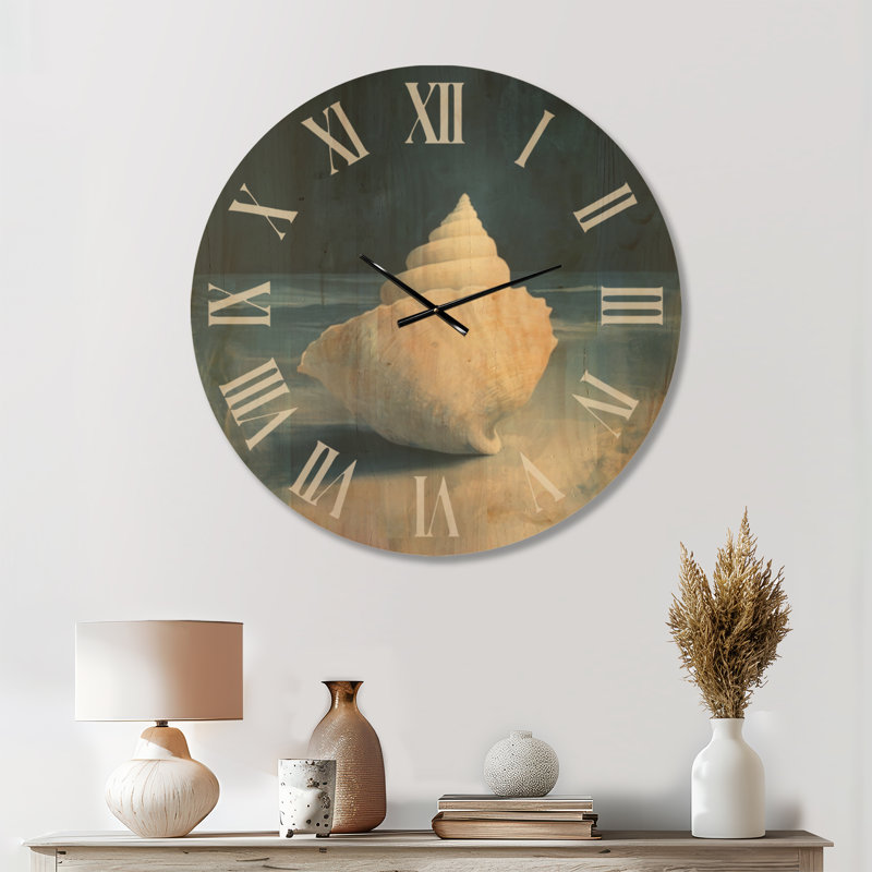 Horloge murale surdimensionnée en bois à motif nautique Windward Conch Shell, Medium