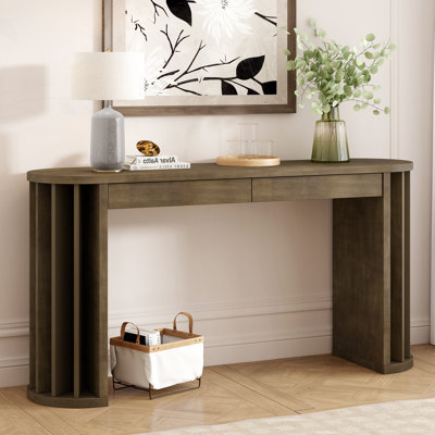 Console, canapé incurvé et à lignes droites, derrière le canapé