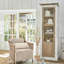 Blanc + vitrines en bois brun