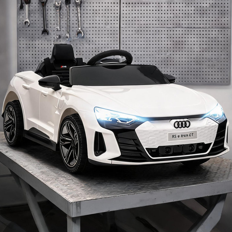 Voiture autoportée blanche e-tron GT avec télécommande parentale et roues amortissantes