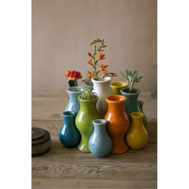  Ensemble de treize vases en céramique multicolores de 8 po de hauteur