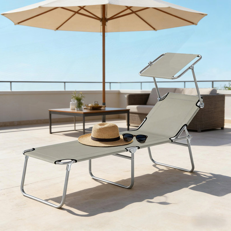 Chaise de bronzage pliante pour patio avec auvent réglable et dossier à 4 niveaux, parfaite pour la détente en plein air et la portabilité