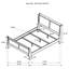 Charmant lit-bateau transitionnel en bois avec des supports courbés et des détails évasés, finition blanche pour les chambres classiques et modernes.