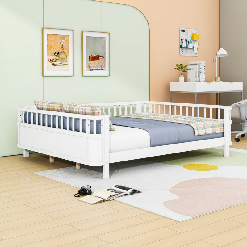 Grand lit plateforme en bois avec rails de sécurité amovibles, White