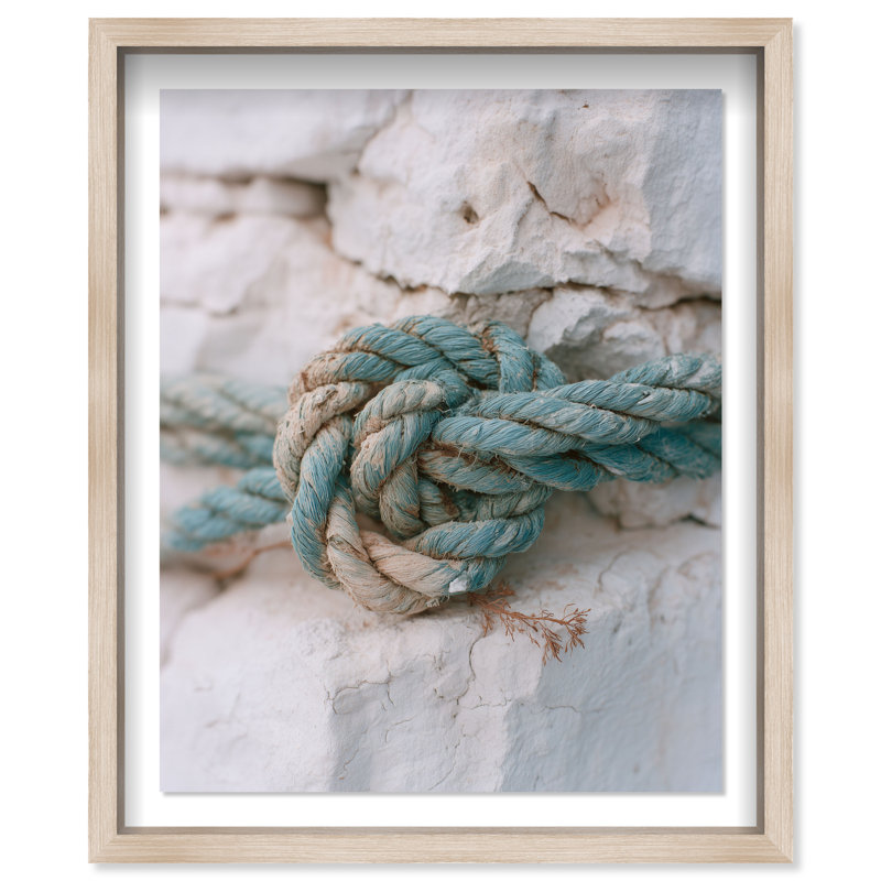 Stone Grip II Shadowbox, estampe nautique et de plage par Oliver Gal, H 25,5 po x l 21,5 po, Cadre blond