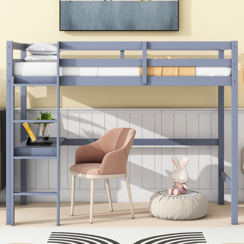 Lit mezzanine simple en bois d'hévéa avec bureau et garde-corps gris, offre une chambre confortable pour un garde-corps gris sécuritaire, créant un confort pratique
