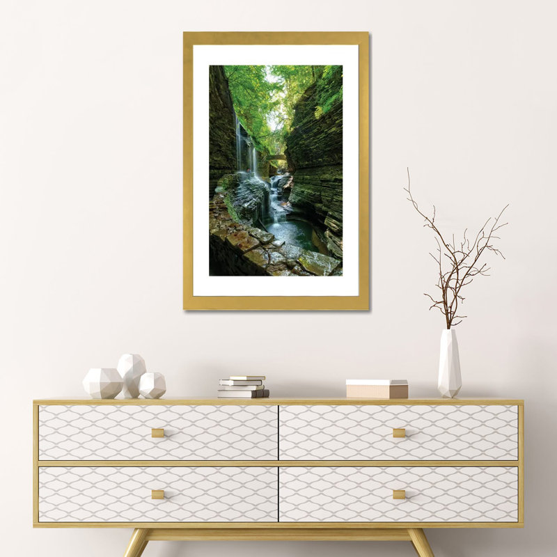 «Rickets Glen» par David Gardiner - reproduction de photo, H 24 po x l 16 po x P 1 po, Papier encadré doré, Blanc