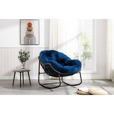 Fauteuil à bascule avec coussin bleu marine, structure en acier et siège rembourré pour une utilisation à l'extérieur -
