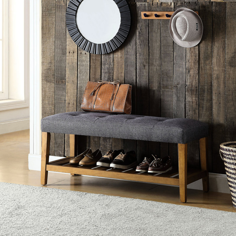 Banc de chambre gris avec tablette de rangement élégante et confortable