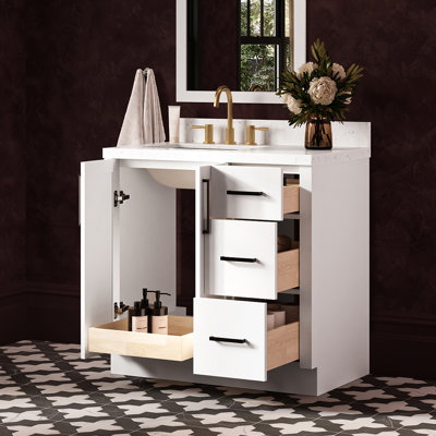 Meuble-lavabo rectangulaire simple décalé à gauche de 91 cm (36 po) avec comptoir en quartz blanc de Carrare de 3,8 cm (1,5 po) d'épaisseur.