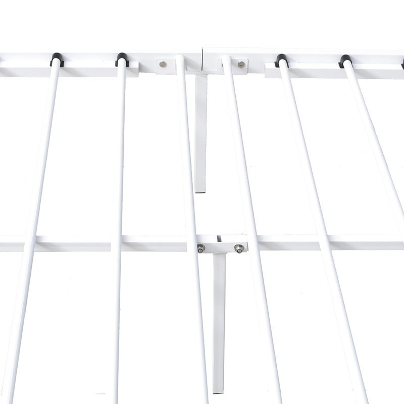 Structure de lit grand format en métal blanc avec tête de lit victorienne, plateforme de rangement et mécanisme de support à lattes sous la fonction antidérapante