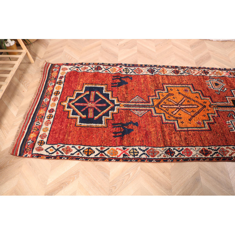 Tapis de couloir turc authentique authentique présentant un design oriental traditionnel dans un style rustique