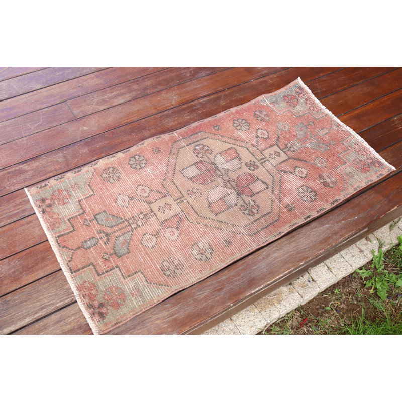 Petit tapis turc unique avec un attrait rétro idéal pour les décors bohémiens et l'artisanat fait à la main