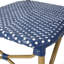 Chaise rétro française avec une fabrication durable et un design classique, parfaite pour une utilisation intérieure et extérieure.