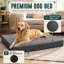 Lit orthopédique imperméable gris 41x27 pour grands chiens jusqu'à 90 lb, avec mousse alvéolée, surface de tapis plate et douce en peluche, housse amovible et lavable, et fond antidérapant.