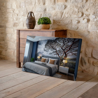 Toile, une chambre à coucher contemporaine confortable avec une grande murale texturée d'arbres majestueux avec des branches complexes et un art mural sur toile luxuriante