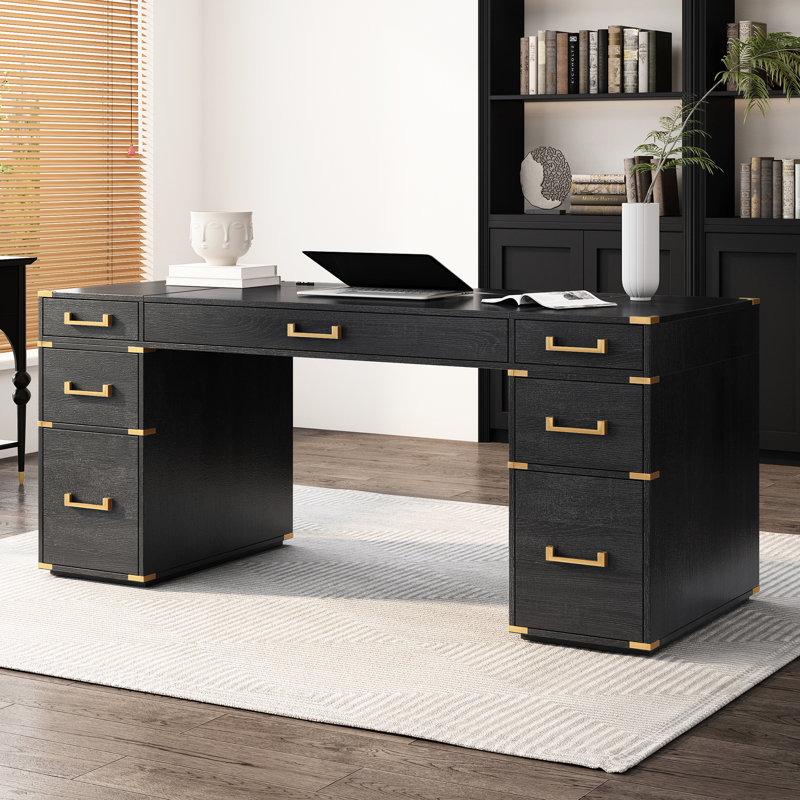 Bureau extra-large de 70 pouces avec garniture métallique, 7 tiroirs, bord d'écriture traditionnel avec chargeur, compartiment caché et ports.