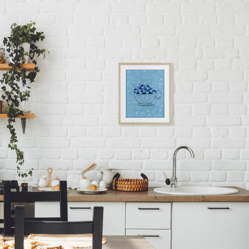 «Blue Cherries Teacup on Florals», reproduction encadrée sous verre, conception de Susan Lugar, H 21 po x l 17 po