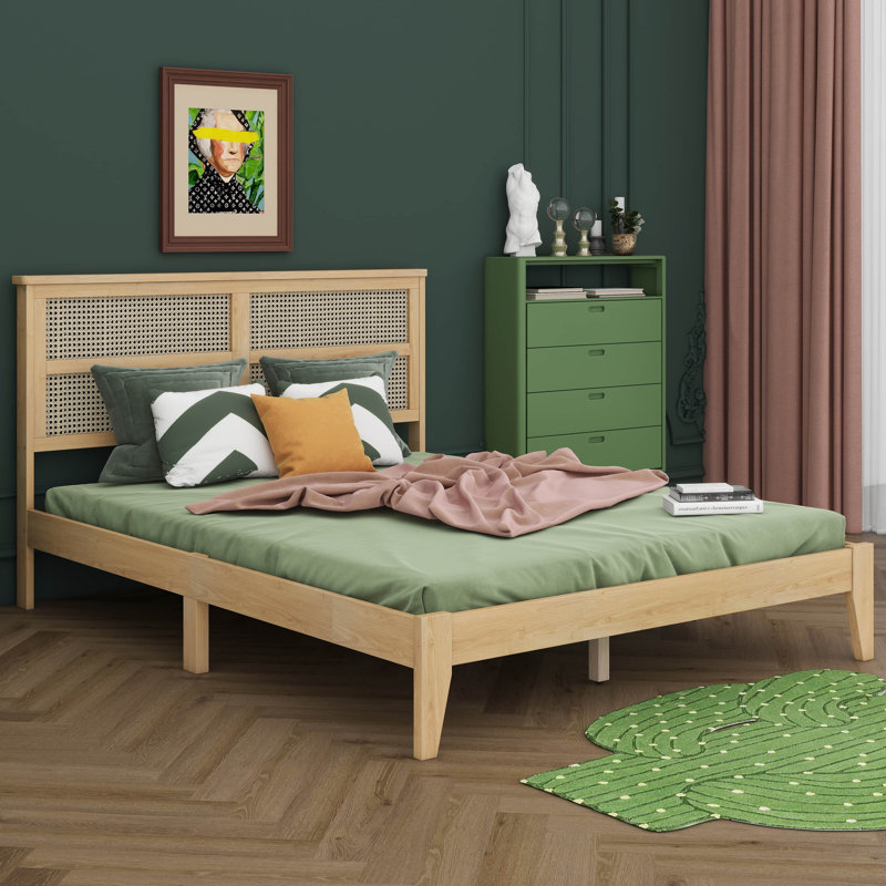 Grand lit en bois d'hévéa avec tête de lit en rotin