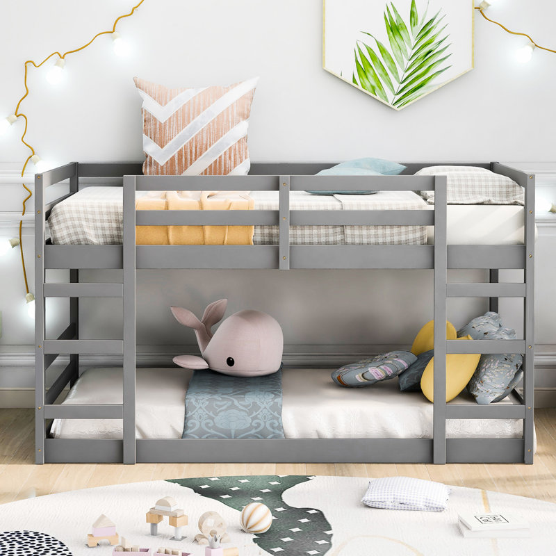 Lit superposé simple gris avec pieds en pin massif, garde-corps pleine longueur pour la sécurité, petites chambres peu encombrantes, ensemble de lattes inclus, stabilité du cadre, fonctionnel dans des espaces limités, convient aux matelas